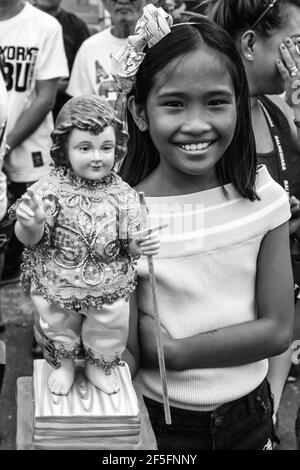Die Einheimischen Warten Mit Ihren Santo Nino Statuen Auf Die Ankunft Auf Dem Meer Der Replik Santo Nino De Cebu, Dinagyang Festival, Iloilo, Philippinen. Stockfoto