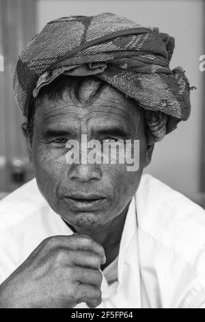 Das Porträt eines Mannes aus der Pa'O ethnische Minderheit, Nyaung Shwe, Shan Staat, Myanmar Stockfoto