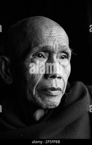 Ein Porträt von einem buddhistischen Mönch Ywa Thit Kloster, Nyaung Shwe, Shan Staat, Myanmar. Stockfoto