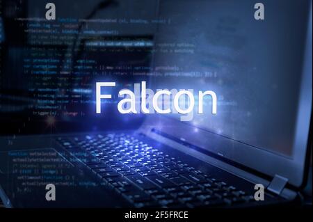 Falcon Beschriftung auf Laptop und Computer-Code Hintergrund. Programmiersprache, lernen Programmierung, Computer-Kurs. Moderne Technologien. Stockfoto