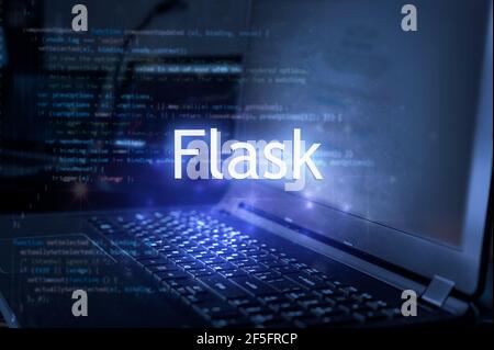 Flask Beschriftung gegen Laptop und Code-Hintergrund. Lernen Sie Kolben, Computer-Kurse, Ausbildung. Stockfoto