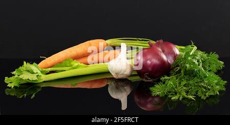Karotten, Sellerie, Zwiebel und Knoblauch.die Zutaten für einen italienischen Soffritto Stockfoto
