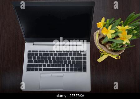 Draufsicht auf silbernen Laptop mit Kopierer Platz und Anlage auf Tisch. Stockfoto