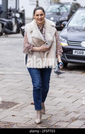 Kelly Brook kommt bei den Global Studios zu ihrer Heart FM Show in den Global Radio Studios in London an. (Foto von Phil Lewis / SOPA Images/Sipa USA) Stockfoto