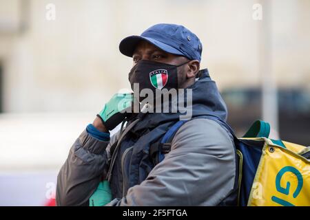 Rom, Italien. März 2021, 26th. Streik in Rom von Lebensmittellieferern, die die Internet-Plattformen für Lebensmittelzustellung anrufen, um Verträge, bessere Arbeitsbedingungen und bessere Bezahlung zu bieten. Der Streik fand in rund 30 Städten in ganz Italien statt. Kredit: LSF Foto/Alamy Live Nachrichten Stockfoto