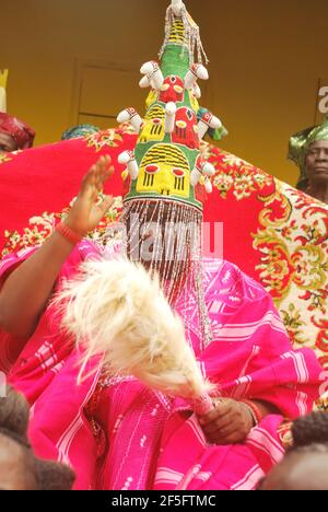 Orangun von Oke-Ila Orangun, Oba Abolarin Aroyinkeye Beten Sie für seine Untertanen beim Isiro-Festival, Osun State, Nigeria. Stockfoto