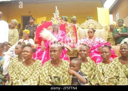 Oba Abolarin Aroyinkeye inmitten von Igbomina älteren Frauen während des Isiro-Festivals, Oke-Ila Orangun, Osun State, Nigeria. Stockfoto