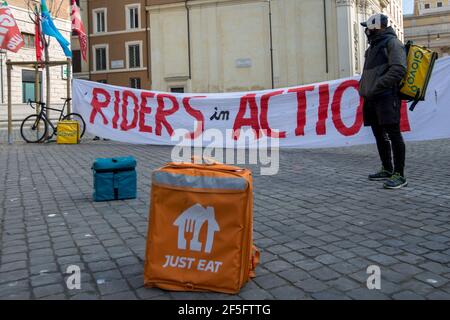 Rom, Italien. März 2021, 26th. Streik in Rom von Lebensmittellieferern, die die Internet-Plattformen für Lebensmittelzustellung anrufen, um Verträge, bessere Arbeitsbedingungen und bessere Bezahlung zu bieten. Der Streik fand in rund 30 Städten in ganz Italien statt. Kredit: LSF Foto/Alamy Live Nachrichten Stockfoto