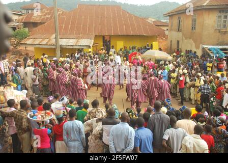 Igbomina und ihr König feiern das Isiro-Festival, Oke-Ila Orangun, Osun State, Nigeria. Stockfoto