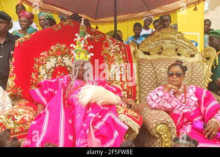 Orangun von Oke Ila Orangun, Oba Abolarin Aroyinkeye und seiner Frau während des Isiro-Festivals im Bundesstaat Osun, Nigeria. Stockfoto