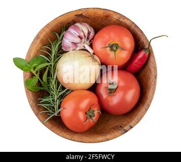 Tomaten, Knoblauch, Paprika und Kräuter auf einer Schüssel isoliert auf weißem Hintergrund. Stockfoto