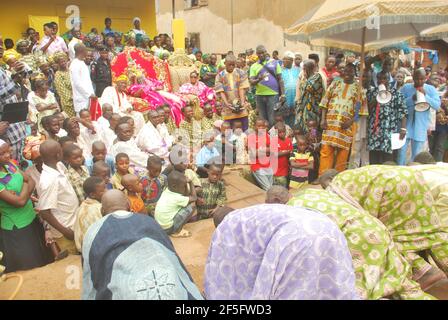 Oke-Ila Orangun Chiefs zollen der Orangun von Oke Ila, Oba Abolarin Aroyinkeye, während des Isiro Festivals, Osun State, Nigeria, Tribut. Stockfoto