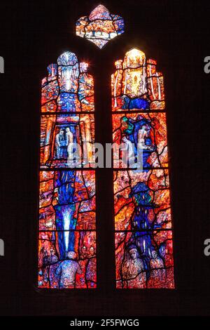 Buntglasfenster von Tom Denny, das die Geschichte des Bergbaus im Forest of Dean darstellt. St. Michael and All Angels Kirche in Abenhall, Gloucestershire. Stockfoto