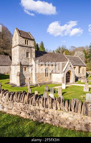 Frühling in der St Margarets Kirche im Cotswold Dorf Bagendon, Gloucestershire UK Stockfoto