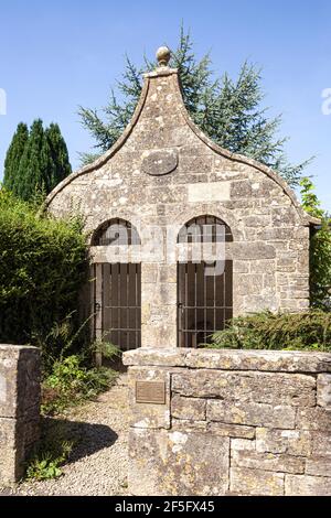 Die alte Steinsperre aus dem Jahr 1824 im Cotswold Dorf Bisley, Gloucestershire UK Stockfoto