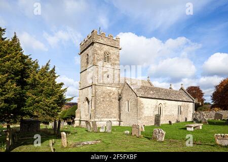 Herbst in den Cotswolds - die Kirche St. James der große aus dem 15th. Jahrhundert im Cotswold-Dorf Cranham, Gloucestershire, Großbritannien Stockfoto