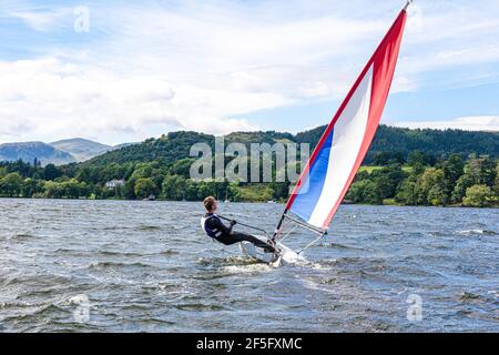 The English Lake District - Segeln in einem Laser Pico auf Ullswater, Cumbria, Großbritannien Stockfoto