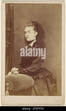 Unidentifizierte junge Frau posierte, stand auf Stuhl zurück. Pariser Schule der Fotografie Stockfoto