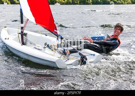 The English Lake District - Segeln auf Ullswater, Cumbria UK - EIN junger Mann, der gerne lernt, ein Schlauchboot zu segeln Stockfoto