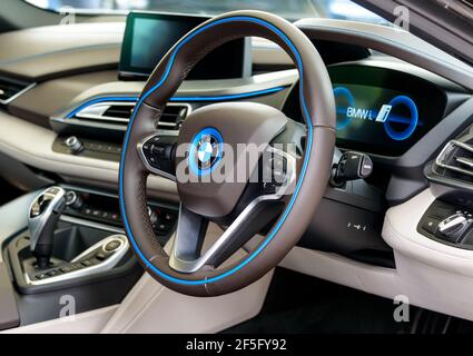 BMW i8 Armaturenbrett. Der BMW i8 ist ein Plug-in-Hybrid-Sportwagen. Stockfoto