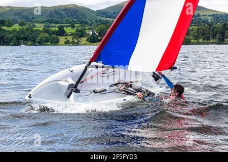 The English Lake District - Segeln auf Ullswater, Cumbria UK - EIN junger Mann kentert ein Schlauchboot Stockfoto