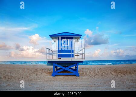 Wunderschöne tropische Florida Landschaft mit blauem Rettungsschwimmer Haus bei Sonnenuntergang Dämmerung. Amerikanischer Strand Meer landschaftlich schöne Aussicht auf die Natur mit Rettungsschwimmer Turm. Beaut Stockfoto