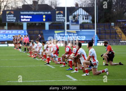 Die Spieler knien vor der Betfred Super League im Emerald Headingley Stadium, Leeds. Bilddatum: Freitag, 26. März 2021. Stockfoto