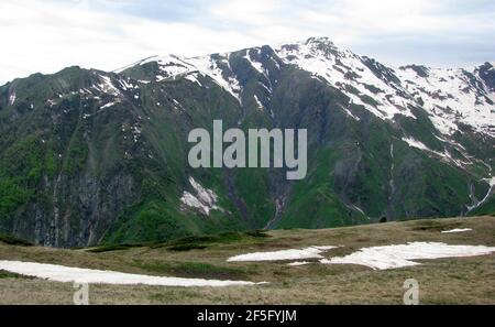 Wandern Sie mit schöner Aussicht in den kaukasischen Bergen zum Koruldi Seen in der Nähe von Mestia Georgia Stockfoto