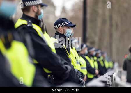 Anti-Lockdown und Anti-Covid-19-Impfprotest, New Scotland Yard, London, 20. März 2021. Eine Reihe von Polizisten hinter Barriere. Stockfoto