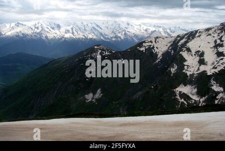 Wandern Sie mit schöner Aussicht in den kaukasischen Bergen zum Koruldi Seen in der Nähe von Mestia Georgia Stockfoto
