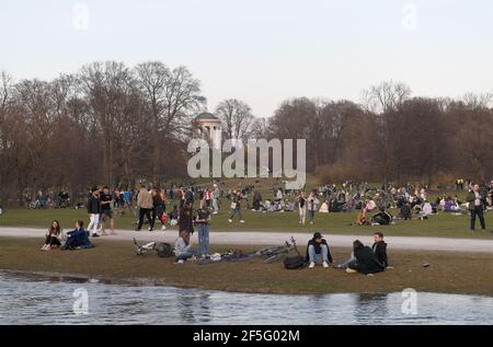 München, Deutschland. März 2021, 26th. Viele Menschen tummeln sich im Englischen Garten bei warmen Temperaturen in den Abendstunden. Quelle: Felix Hörhager/dpa/Alamy Live News Stockfoto