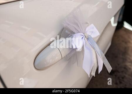 Autodekoration für eine Hochzeit. Dekorationen auf dem Auto des Brautpacks. Cortege bei der Hochzeit Stockfoto