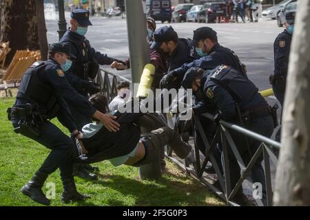 Madrid, Spanien. März 2021, 26th. Die Polizei räumte die während der Proteste in Madrid, Spanien, am 26. März 2021 festgebundenen Rebellion-Aktivisten aus. (Foto von Fer Capdepon Arroyo/Pacific Press/Sipa USA) Quelle: SIPA USA/Alamy Live News Stockfoto