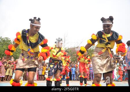 Efik-Studenten, die während ihres Kulturtages in Lagos, Nigeria, auftreten. Stockfoto