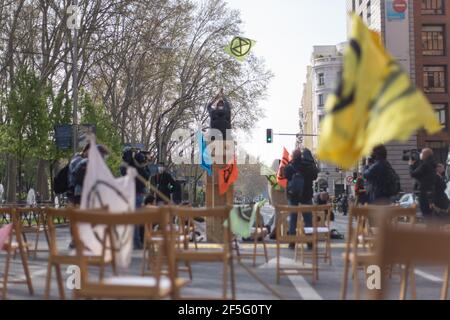 Madrid, Spanien. März 2021, 26th. Aktivisten der Extinction Rebellion während der Proteste in Madrid, Spanien am 26. März 2021. (Foto von Fer Capdepon Arroyo/Pacific Press/Sipa USA) Quelle: SIPA USA/Alamy Live News Stockfoto