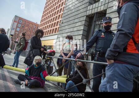 Madrid, Spanien. März 2021, 26th. Aktivisten der Extinction Rebellion während der Proteste in Madrid, Spanien am 26. März 2021. (Foto von Fer Capdepon Arroyo/Pacific Press/Sipa USA) Quelle: SIPA USA/Alamy Live News Stockfoto