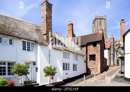 Traditionelle Ferienhäuser neben der Kirche Treppe in der Altstadt von Exmoor Stadt Minehead, Somerset UK Stockfoto