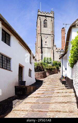 Traditionelle Hütten neben der Kirche Treppe führt zur St. Michaels Kirche in der Altstadt von Exmoor Stadt Minehead, Somerset UK Stockfoto