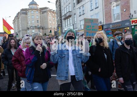 Bristol, Großbritannien. März 2021, 26th. Ein dritter Protesttag in Bristol über das neue Protestgesetz findet im College Green statt. Demonstranten halten Plakate. Kredit: Peter Lopeman/Alamy Live Nachrichten Stockfoto