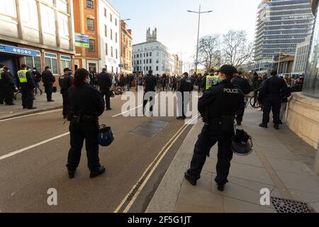 Bristol, Großbritannien. März 2021, 26th. Ein dritter Protesttag in Bristol über das neue Protestgesetz findet im Stadtzentrum statt. Kredit: Peter Lopeman/Alamy Live Nachrichten Stockfoto