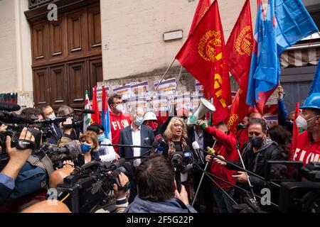 Rom, Italien. März 2021, 26th. (3/26/2021) Generalsekretärin der FIOM Francesca Re DavidDemonstration vor der Mise in Rom, die von der FIOM organisiert wurde, um die Verlängerung der Blockierung von Entlassungen aufgrund der Wirtschaftskrise aufgrund der Covid-19-Pandemie zu fordern. (Foto: Matteo Nardone/Pacific Press/Sipa USA) Quelle: SIPA USA/Alamy Live News Stockfoto