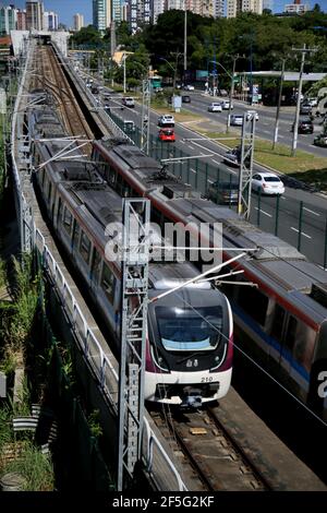 salvador, bahia, brasilien - 23. februar 2021: Die Zusammensetzung der U-Bahn ist zu sehen Reisen auf der Linie 2 in der Region der Bushaltestelle in der Stadt Sal Stockfoto