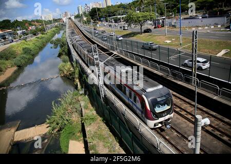 salvador, bahia, brasilien - 23. februar 2021: Die Zusammensetzung der U-Bahn ist zu sehen Reisen auf der Linie 2 in der Region der Bushaltestelle in der Stadt Sal Stockfoto