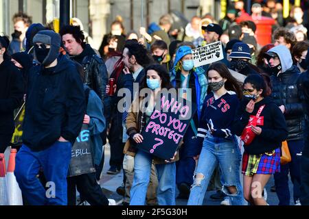 Bristol, Großbritannien. März 2021, 26th. An einem windigen Nachmittag auf dem College Green in Bristol versammelten sich Demonstranten in Massen, um gegen die Regierung zu protestieren, die den Gesetzentwurf tötet. Die Demonstranten begannen auf College Green vor dem Rathaus und dann ging auf einen marsch durch die Ciiy. Bild: Robert Timoney/Alamy Live News Stockfoto