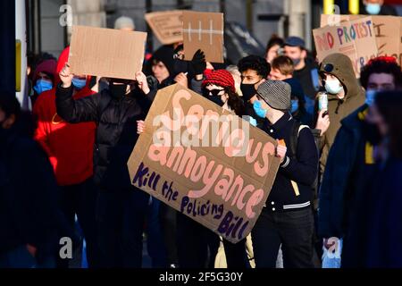 Bristol, Großbritannien. März 2021, 26th. An einem windigen Nachmittag auf dem College Green in Bristol versammelten sich Demonstranten in Massen, um gegen die Regierung zu protestieren, die den Gesetzentwurf tötet. Die Demonstranten begannen auf College Green vor dem Rathaus und dann ging auf einen marsch durch die Ciiy. Bild: Robert Timoney/Alamy Live News Stockfoto