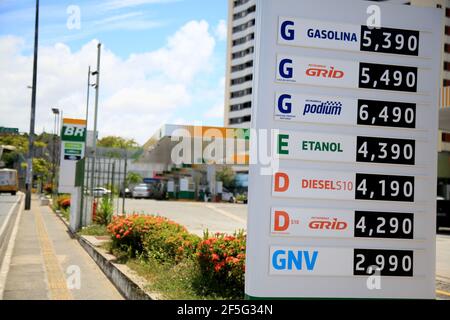 salvador, bahia, brasilien - 23. februar 2021: Tankstelle des Petrobras-Netzes in der Stadt Salvador. Stockfoto