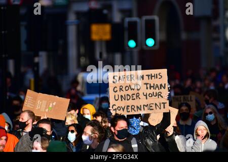 Bristol, Großbritannien. März 2021, 26th. An einem windigen Nachmittag auf dem College Green in Bristol versammelten sich Demonstranten in Massen, um gegen die Regierung zu protestieren, die den Gesetzentwurf tötet. Die Demonstranten begannen auf College Green vor dem Rathaus und dann ging auf einen marsch durch die Ciiy. Bild: Robert Timoney/Alamy Live News Stockfoto