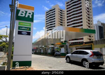 salvador, bahia, brasilien - 23. februar 2021: Tankstelle des Petrobras-Netzes in der Stadt Salvador. Stockfoto