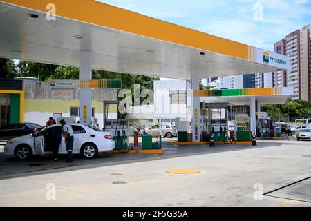 salvador, bahia, brasilien - 23. februar 2021: Tankstelle des Petrobras-Netzes in der Stadt Salvador. Stockfoto