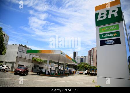 salvador, bahia, brasilien - 23. februar 2021: Tankstelle des Petrobras-Netzes in der Stadt Salvador. Stockfoto